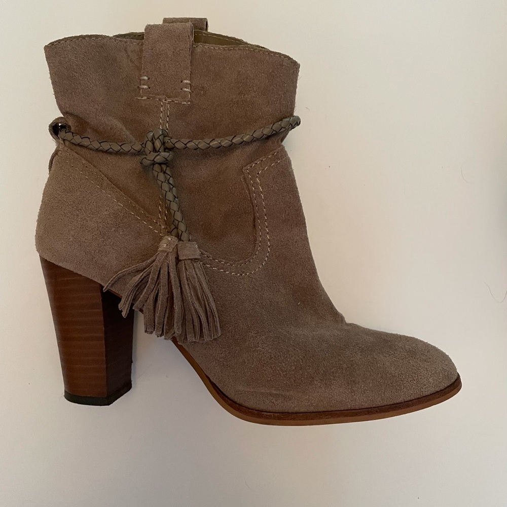 Dolce Vita boots bootie 8 beige suede tassel